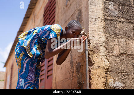 Africano nero donna felice per bere acqua fresca Foto Stock