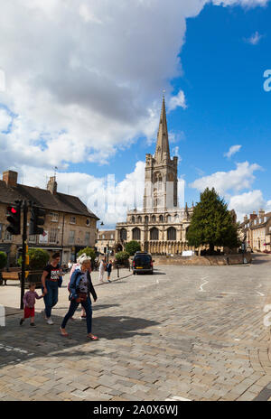 Chiesa di Tutti i Santi, Red Lion Square, bel cielo blu, Stamford. Lincs, Regno Unito Foto Stock