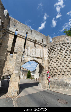 Città di Montreuil-Bellay, Francia. Vista pittoresca della storica St Jean's Gate (Porte St Jean) a Montreuil-Bellay's Rue Porte Saint-Jean. Foto Stock