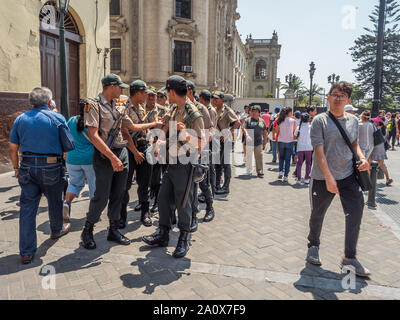 LIma, Perù - Marzo 29, 2018: armati polizia per le strade di Lima. Policia. Sud America. Foto Stock