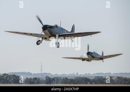 Due WW2 Supermaring Spitfires a decollare in IWM Duxford 2019 Battaglia di Bretagna air show, Cambridgeshire, England, Regno Unito Foto Stock