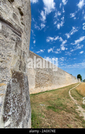 Città di Montreuil-Bellay, Francia. Una vista pittoresca del Montreuil-Bellay storica della parete e difese a Prom Guillaume d'Arcourt. Foto Stock