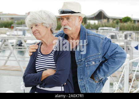 Coppia senior di non parlare dopo disputefighting Foto Stock