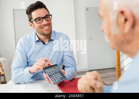 Esperto di finanza che mostra riepilogo totale al cliente Foto Stock