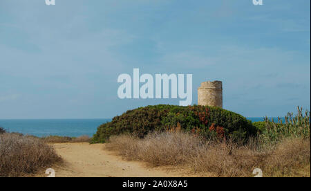 Vista della Torre di maiale (Torre del Puerco) in Chiclana de la Frontera, Cádiz, Spagna. Spiaggia La Barrosa in background. Foto Stock