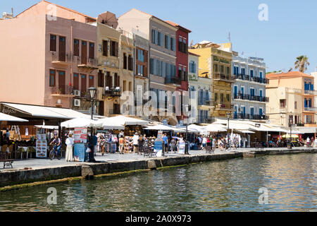 Chania, Creta, Grecia. Giugno 20119. Negozi, grandi magazzini e ristoranti lungo la passeggiata del porto veneziano di Chania occidentale di Creta. Foto Stock