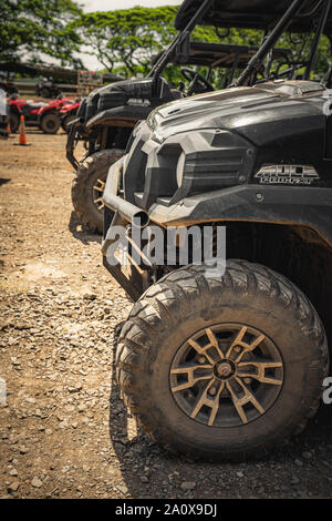 Oahu, Hawaii - 23 agosto 2019: uno splendido scenario la guida di UTV a Kualoa Ranch, Oahu Hawaii. Foto Stock