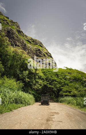 Oahu, Hawaii - 23 agosto 2019: uno splendido scenario la guida di UTV a Kualoa Ranch, Oahu Hawaii. Foto Stock