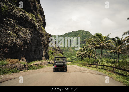 Oahu, Hawaii - 23 agosto 2019: uno splendido scenario la guida di UTV a Kualoa Ranch, Oahu Hawaii. Foto Stock