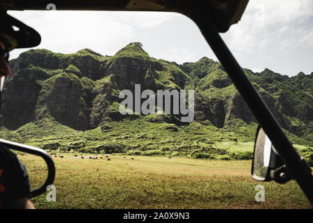 Oahu, Hawaii - 23 agosto 2019: uno splendido scenario la guida di UTV a Kualoa Ranch, Oahu Hawaii. Foto Stock