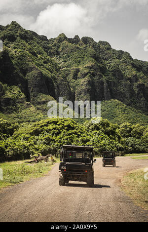 Oahu, Hawaii - 23 agosto 2019: uno splendido scenario la guida di UTV a Kualoa Ranch, Oahu Hawaii. Foto Stock