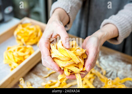 Fatto a mano artigianale di tagliatelle nastri in una cucina rustica impostazione Foto Stock