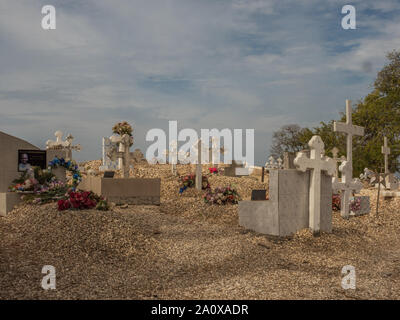 Joal-Fadiout, Senegal - Gennaio, 26, 2019: Vista di misti cimitero islamo-cristiano. Città Joal-Fadiouth e comune nella regione di Thiès alla fine di t Foto Stock