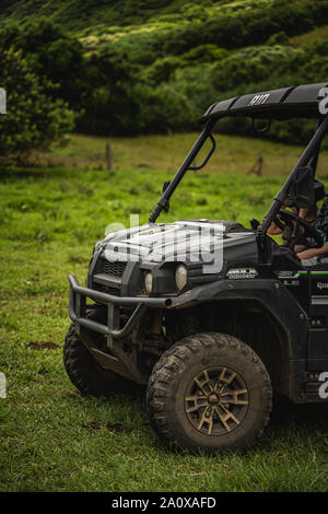 Oahu, Hawaii - 23 agosto 2019: uno splendido scenario la guida di UTV a Kualoa Ranch, Oahu Hawaii. Foto Stock