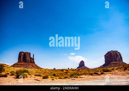 Der indianische Park Monument Valley nello Utah. Kulisse für Dreharbeiten mit John Wayne, Peter Fonda und Marlboro-Mann dem. Das bekannteste Wahrzeichen Foto Stock