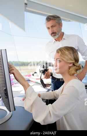 Donna che lavorano presso l'aeroporto Foto Stock