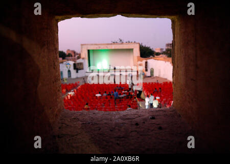 (190922) -- Il governo di Khartoum, Sett. 22, 2019 (Xinhua) -- Foto scattata il 7 settembre 21, 2019 mostra una vista del cinema riabilitato da un gruppo di giovani dopo che questo è stato chiuso per 30 anni nel quartiere di Khartoum Bahri, a nord di Khartoum, Sudan. Foto Stock