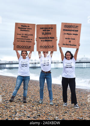 Brighton Regno Unito 22 Settembre 2019 - Da sinistra Kath Clements , Jana Szczepaniak e Rebecca Manning alla Mooncup 'Girare la marea' spiaggia pulita in Brighton oggi come parte del Marine Conservation Society annuali di grande British spiaggia pulita. I risultati dell'pulisce sono collazionati per formare un quadro dettagliato dei livelli di inquinamento dei rifiuti o in ambiente marino e costiero . Mooncup Ltd è una società locale che ha costruito il primo nel mondo di silicone coppa mestruale. Credito : Simon Dack / Alamy Live News Foto Stock