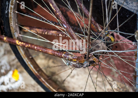 vecchia bicicletta marrone rused bagnata dopo un primo piano con messa a fuoco selettiva e sfocatura Foto Stock