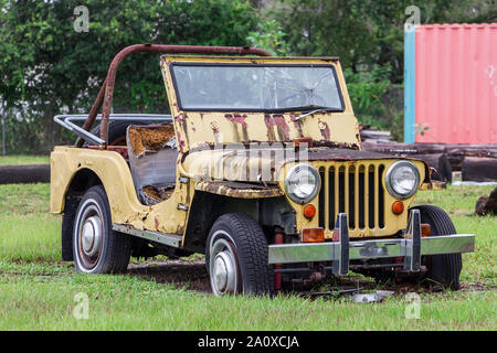 Vecchie e arrugginite weathered Jeep - Hollywood, Florida, Stati Uniti d'America Foto Stock