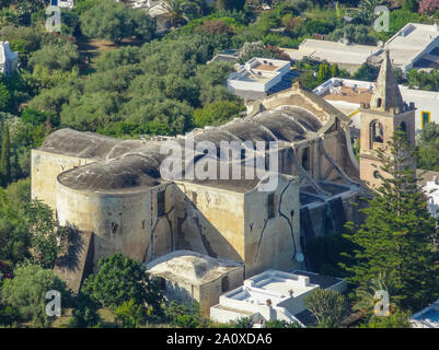 Angolo di alta vista che mostra una chiesa a Stromboli vicino la Sicilia, Italia Foto Stock