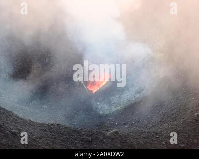 Fumoso scenario del cratere di vulcano Stromboli vicino la Sicilia al tempo di sera Foto Stock