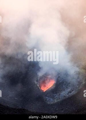 Fumoso scenario del cratere di vulcano Stromboli vicino la Sicilia al tempo di sera Foto Stock