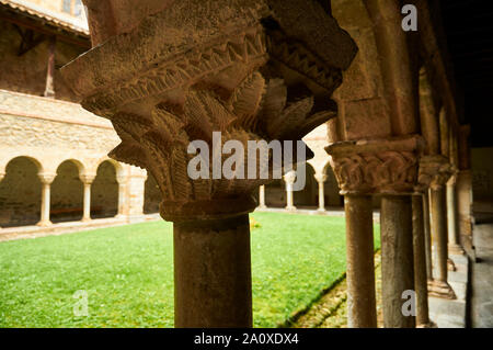 Capitello decorato nel Chiostro Romanico della Cattedrale Saint-Lizier monumento storico (Saint-Lizier, Ariège, Occitanie, Pirenei, Francia) Foto Stock