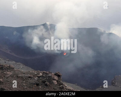 Fumoso scenario del cratere di vulcano Stromboli vicino la Sicilia Foto Stock