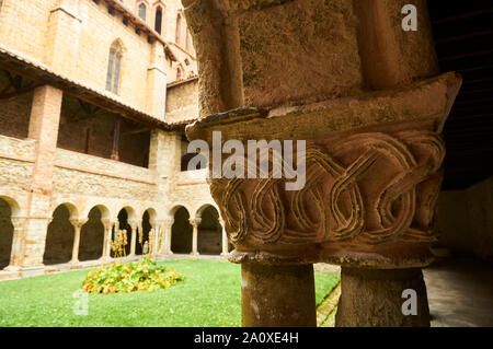 Capitello decorato nel Chiostro Romanico della Cattedrale Saint-Lizier monumento storico (Saint-Lizier, Ariège, Occitanie, Pirenei, Francia) Foto Stock