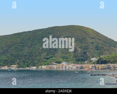 Canneto situato in corrispondenza di un'isola di nome Lipari, la più grande delle isole Eolie nel mar Tirreno vicino la Sicilia in Italia Foto Stock