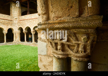 Capitello decorato nel Chiostro Romanico della Cattedrale Saint-Lizier monumento storico (Saint-Lizier, Ariège, Occitanie, Pirenei, Francia) Foto Stock