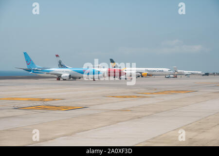 Tenerife, Spagna, Agosto 2019: gli aerei della compagnia aerea Thomas Cook Tui e norvegese e sulla pista di aeroporto Foto Stock