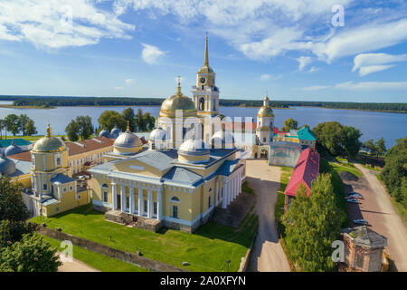 Vista della cattedrale dell'Epifania del Signore nel Nilova Pustyn su una soleggiata giornata d agosto (ripresa da un quadrocopter). Regione di Tver, Russia Foto Stock