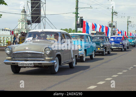 ST. PETERSBURG, Russia - 25 Maggio 2019: un convoglio di vetture ГАЗ-21 Volga annuale sul retro sfilata di trasporto Foto Stock