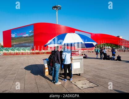 Preparativi 70th anniversario celebrazione della Dichiarazione della Repubblica Popolare Cinese 1st ottobre 2019, Piazza Tiananmen Pechino, con schermo gigante Foto Stock