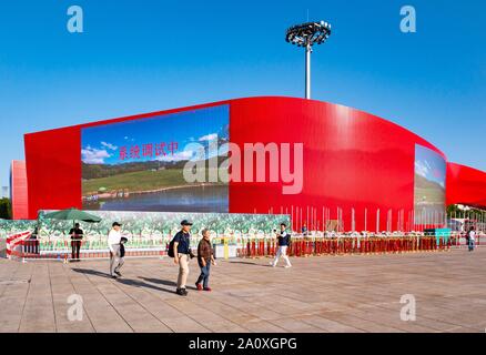 Preparativi 70th anniversario celebrazione della Dichiarazione della Repubblica Popolare Cinese 1st ottobre 2019, Piazza Tiananmen Pechino, con schermo gigante Foto Stock