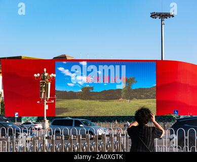 Preparativi 70th anniversario celebrazione della Dichiarazione della Repubblica Popolare Cinese 1st ottobre 2019, Piazza Tiananmen Pechino, con schermo gigante Foto Stock