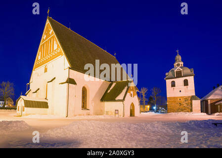 Medievale cattedrale luterana di Porvoo city in febbraio la notte. Finlandia Foto Stock