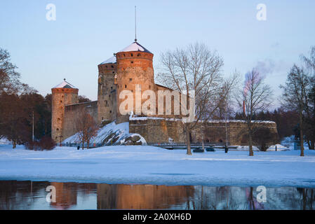 Vista della antica fortezza Olavinlinna nel marzo del crepuscolo. Savonlinna, Finlandia Foto Stock