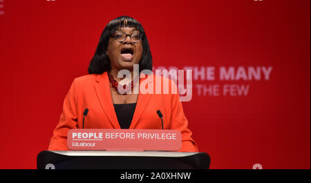 Brighton Regno Unito 22 Settembre 2019 - Diane Abbott l'Ombra Home Secretary dando il suo discorso presso il Partito Laburista Conferenza che si svolge nel centro di Brighton quest'anno. Credito : Simon Dack / Alamy Live News Foto Stock