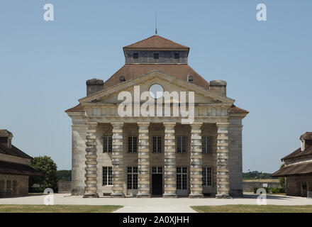 Amministrazione Casa della Royal saline progettato dal francese architetto neoclassico Claude Nicolas Ledoux (1775-1778) presso l'Arc-et-Senans in Doubs, Francia. Foto Stock