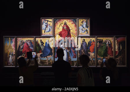 I visitatori di fronte all'ultima sentenza Pala del Rinascimento Fiammingo pittore Rogier van der Weyden visualizzati nell'Hôtel-Dieu Museum di Beaune in Borgogna, Francia. Foto Stock