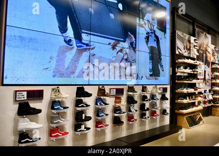 Scarpe Vans visualizzati nei furgoni store, NYC, STATI UNITI D'AMERICA Foto Stock