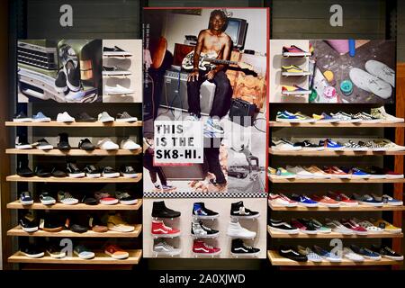 Scarpe Vans visualizzati nei furgoni store, NYC, STATI UNITI D'AMERICA Foto Stock