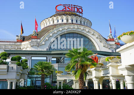 EVIAN-LES-BAINS, Francia -23 Giu 2019- Vista del landmark Evian Casino sul Quai Baron de Blonay sul litorale del Lago di Ginevra sotto le Alpi mounta Foto Stock