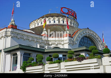 EVIAN-LES-BAINS, Francia -23 Giu 2019- Vista del landmark Evian Casino sul Quai Baron de Blonay sul litorale del Lago di Ginevra sotto le Alpi mounta Foto Stock