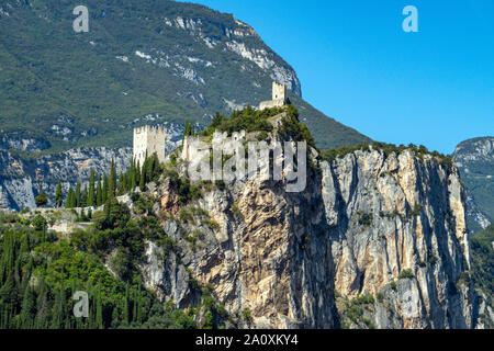 Il vecchio castello sulla roccia, Arco, Riva del Garda Trentino, Alto Adige, Italia settentrionale Foto Stock