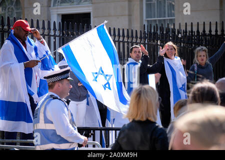 Sostenitori pro Israele attraverso 10 Downing Street per la visita del primo ministro israeliano Foto Stock