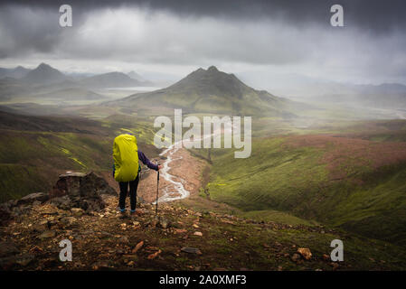 Escursionista ammirando la vista tempesta sul sentiero laugavegur, Islanda Foto Stock